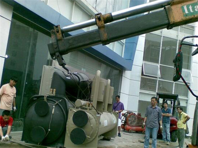 恩平市随车吊和汽车吊的核心区别是什么？哪种更省钱？